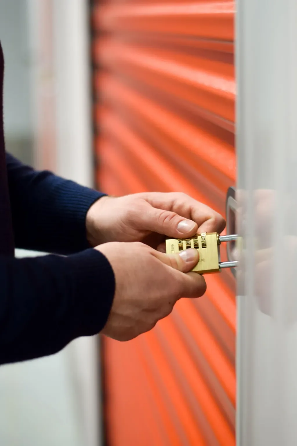 Jak zorganizować małe mieszkanie? Domowe biuro i więcej miejsca dzięki self storage